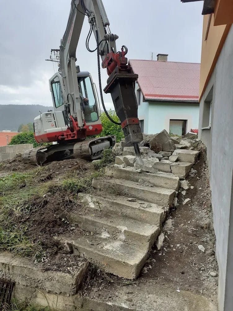 demolačné práce za pomoci búracieho kladiva
